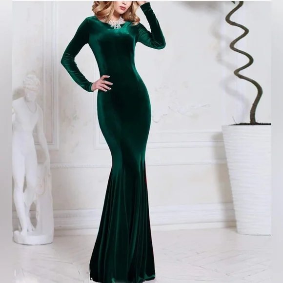 Elegant Green Velvet Evening Gown - Picture 2 of 3